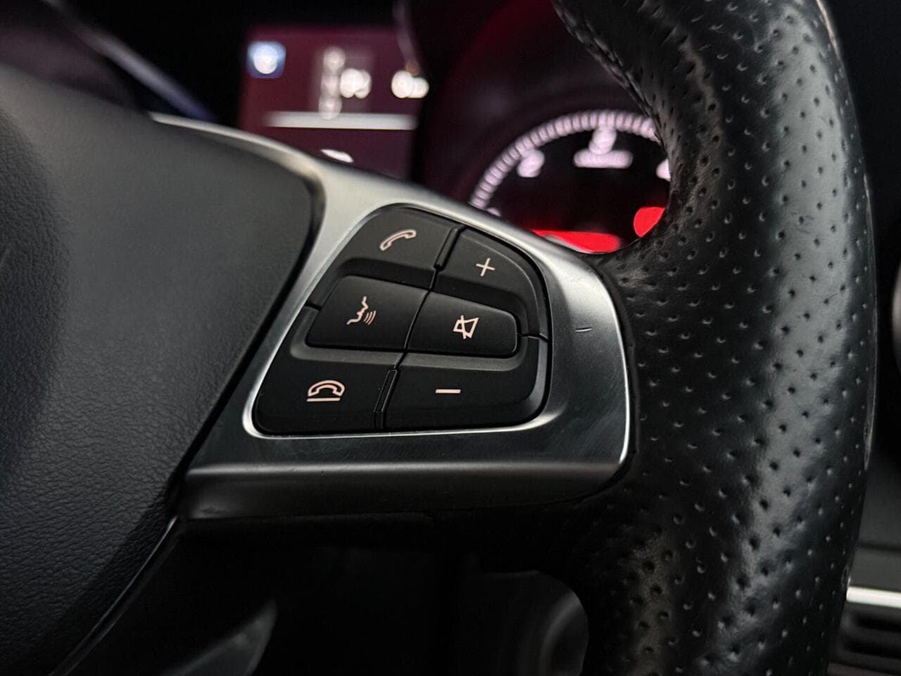 Mercedes-Benz GLC thumbnail Misc Controls
