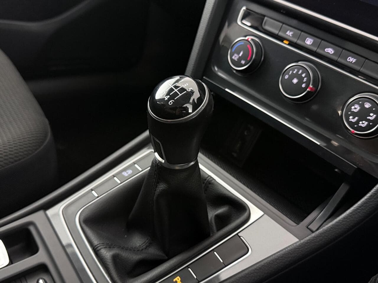 Volkswagen Golf thumbnail Interior Front