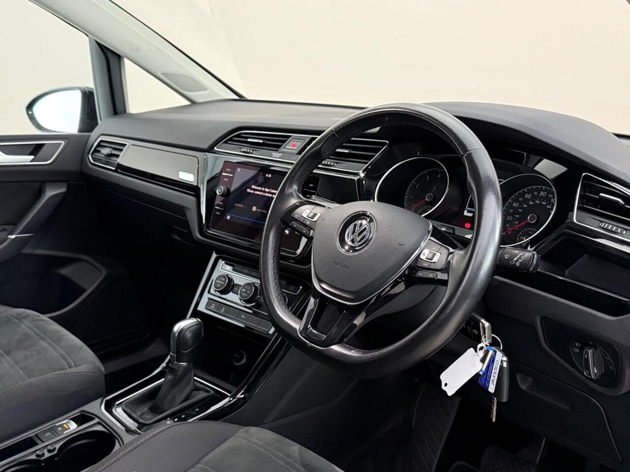 Volkswagen Touran thumbnail Interior Front