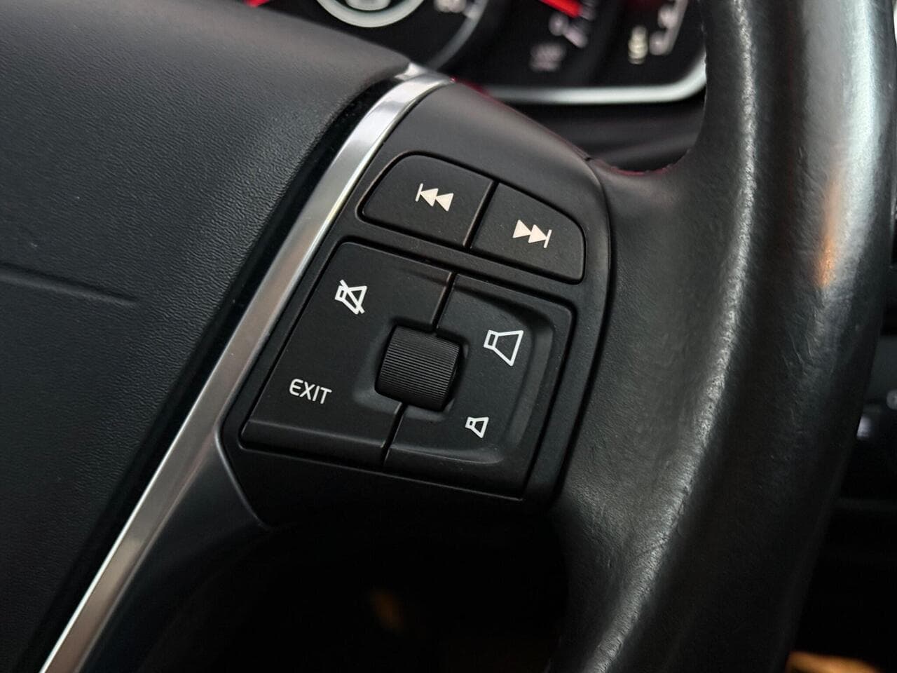 Volvo V40 Cross Country thumbnail Misc Controls
