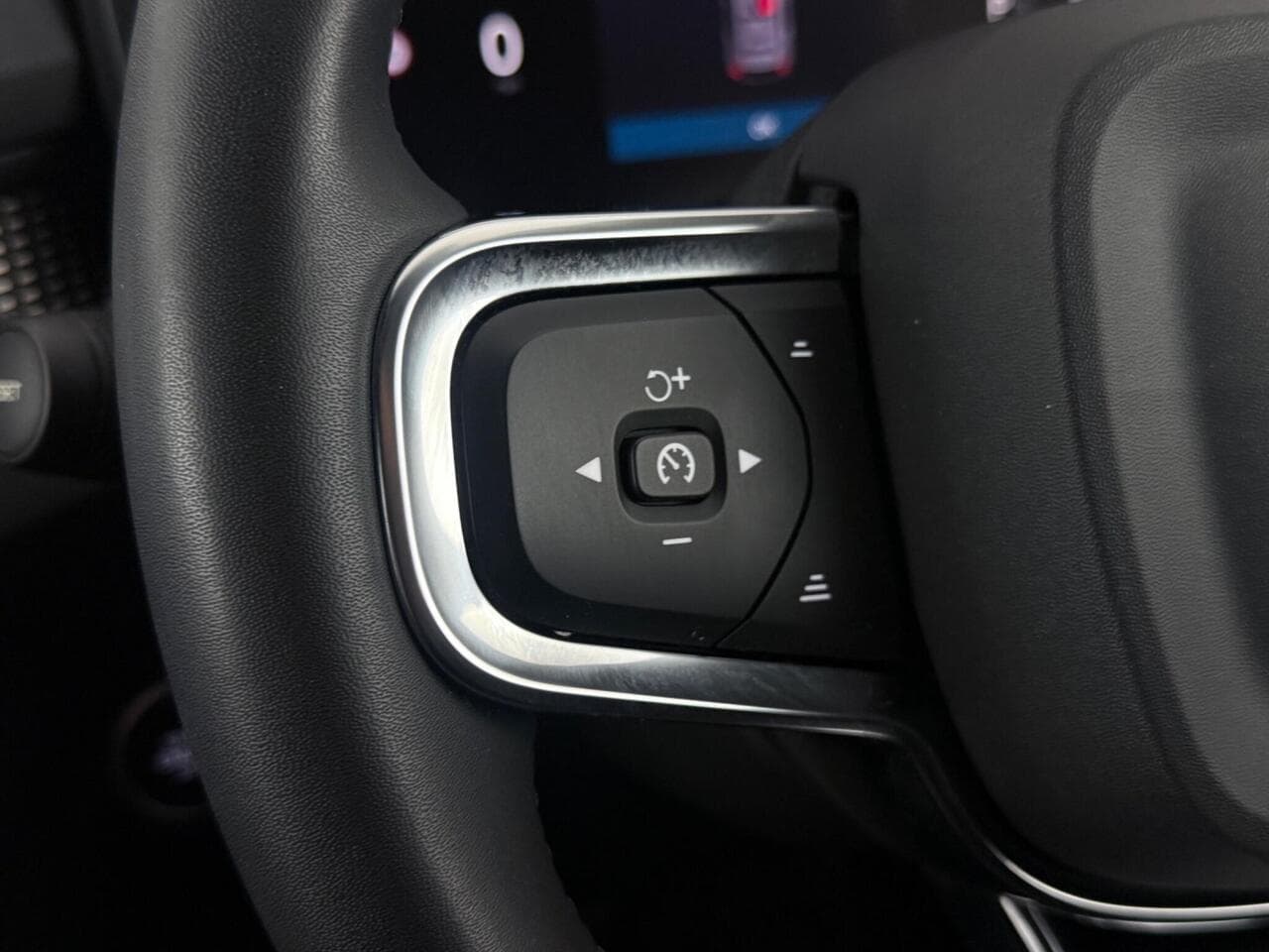 Volvo XC40 thumbnail Misc Controls