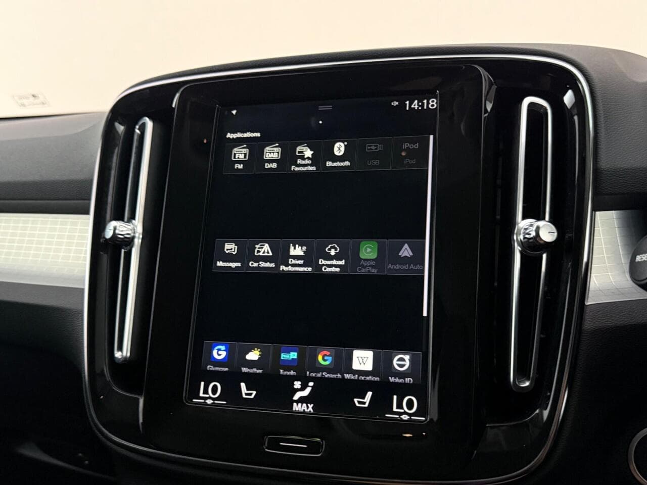 Volvo XC40 thumbnail Infotainment System