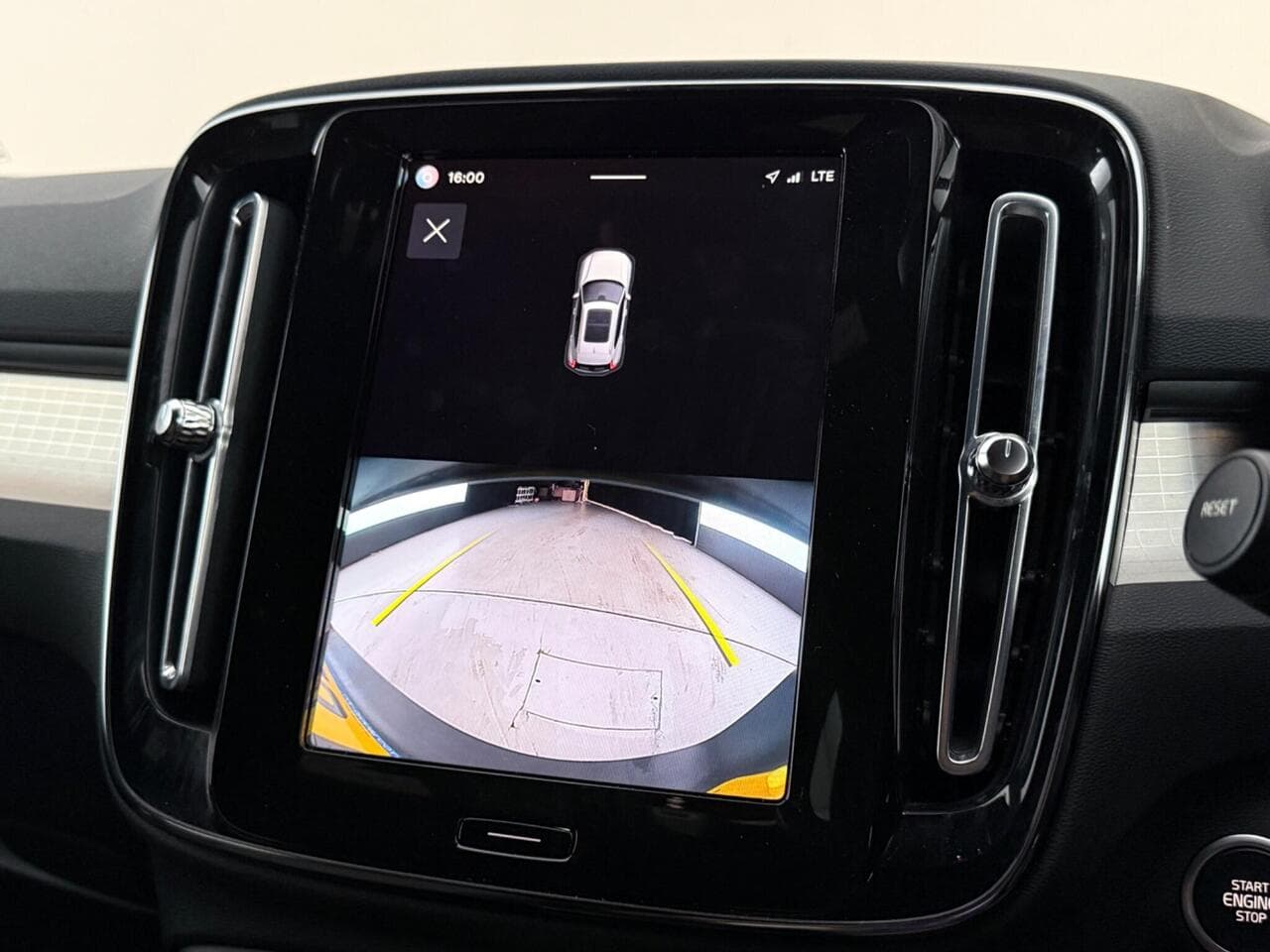 Volvo XC40 thumbnail Infotainment System