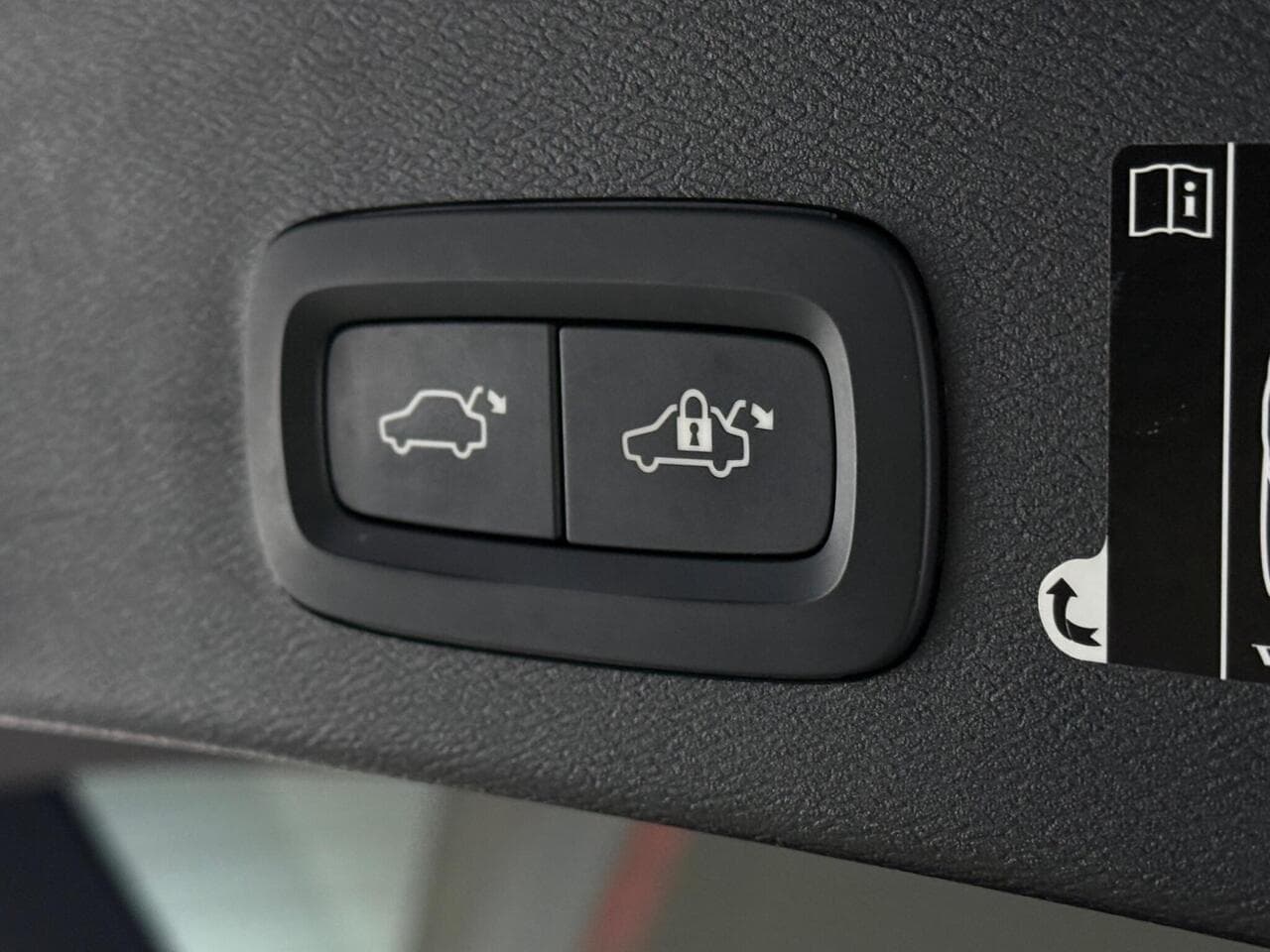 Volvo XC40 thumbnail Misc Controls