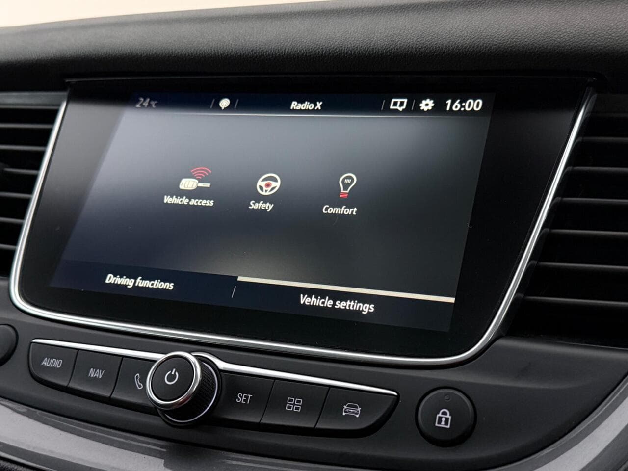 Vauxhall Grandland X thumbnail Infotainment System