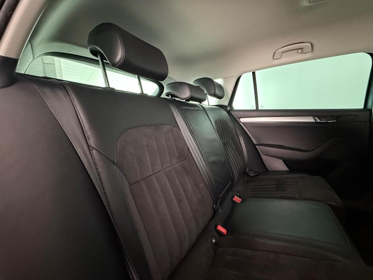 Skoda Superb thumbnail Seats Rear