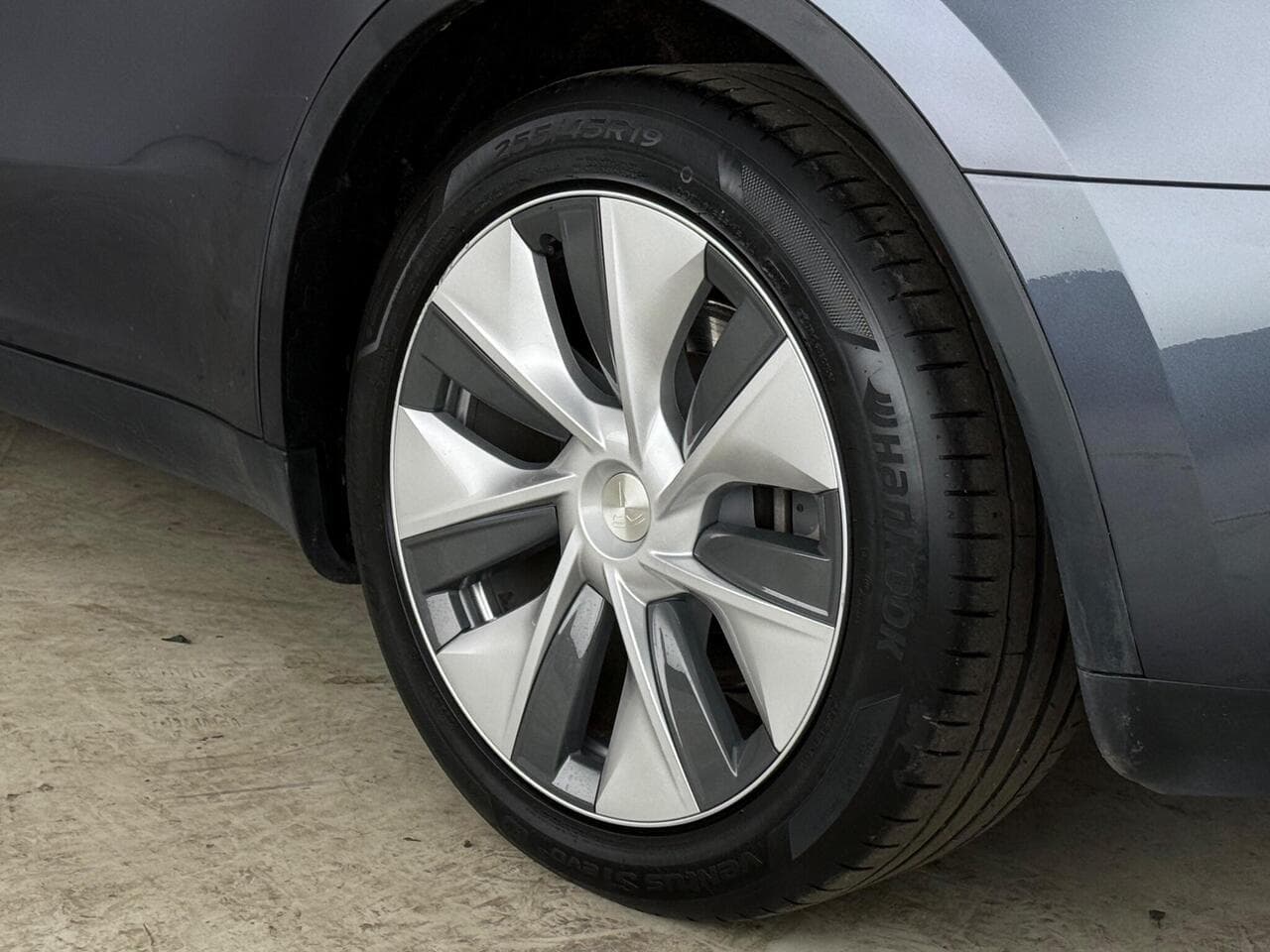 Tesla Model Y thumbnail Wheel