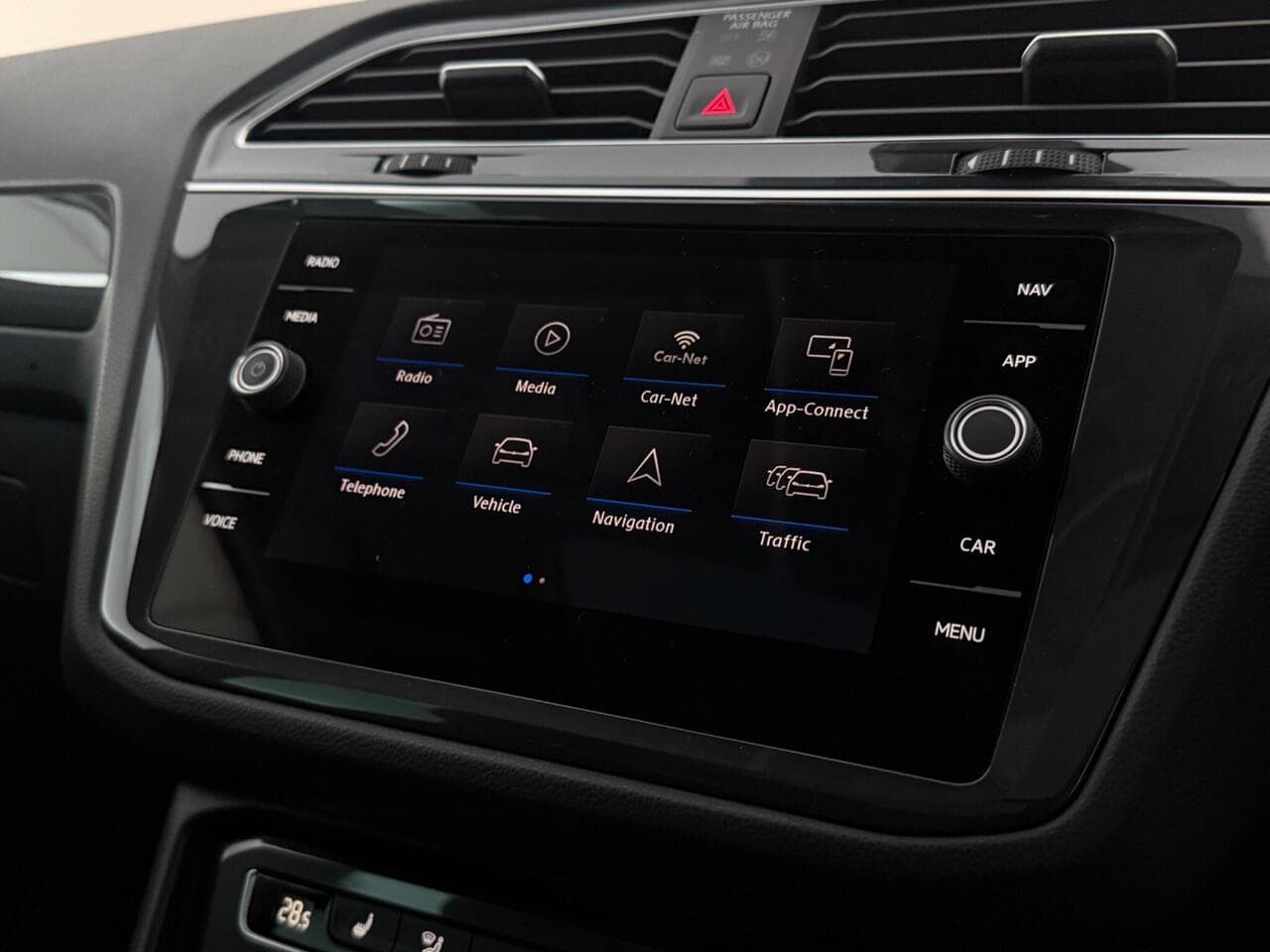 Volkswagen Tiguan thumbnail Infotainment System