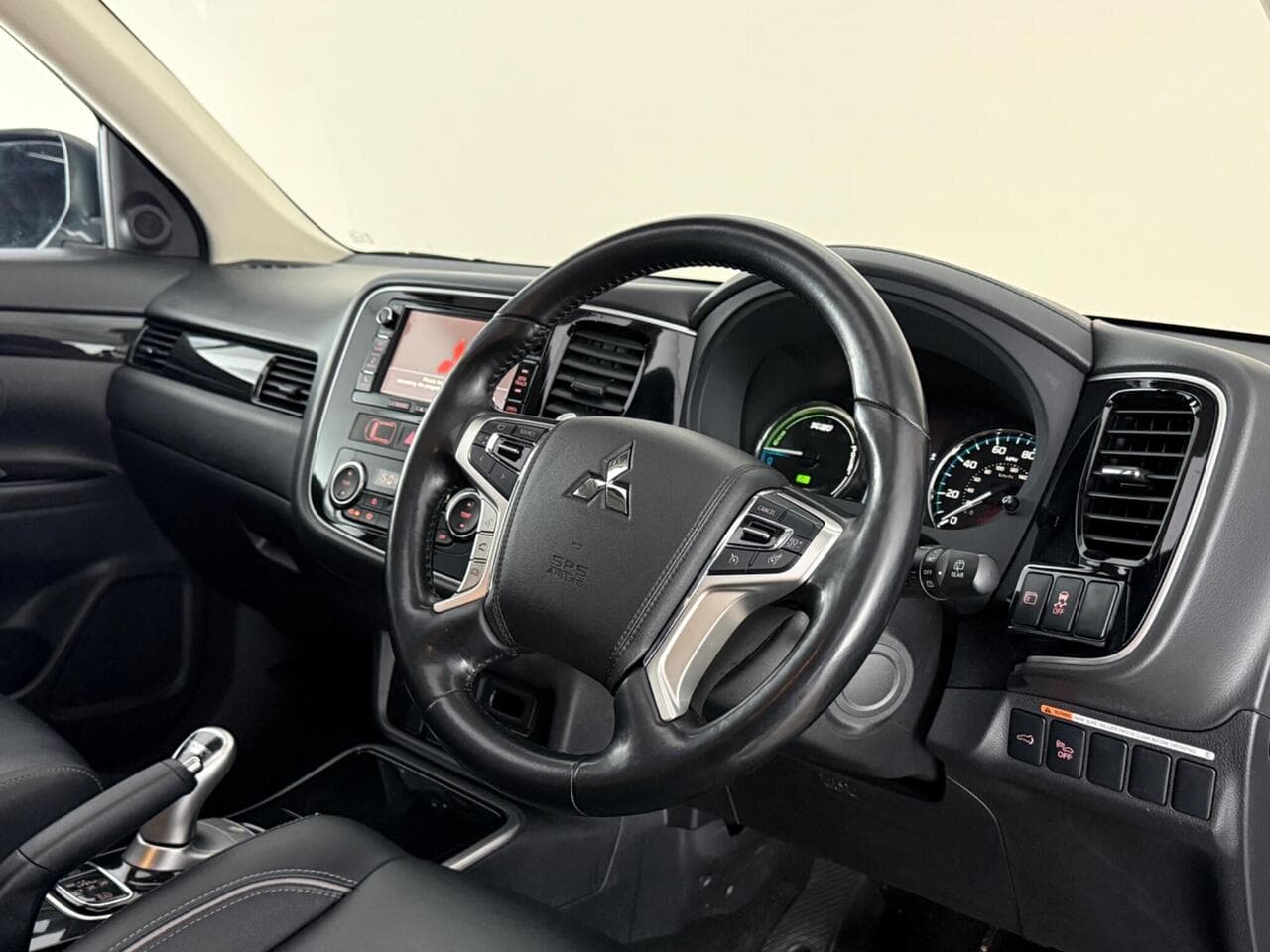 Mitsubishi Outlander thumbnail Interior Front