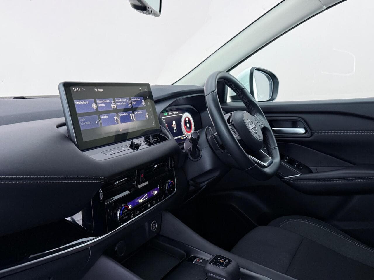 Nissan Qashqai thumbnail Interior Front