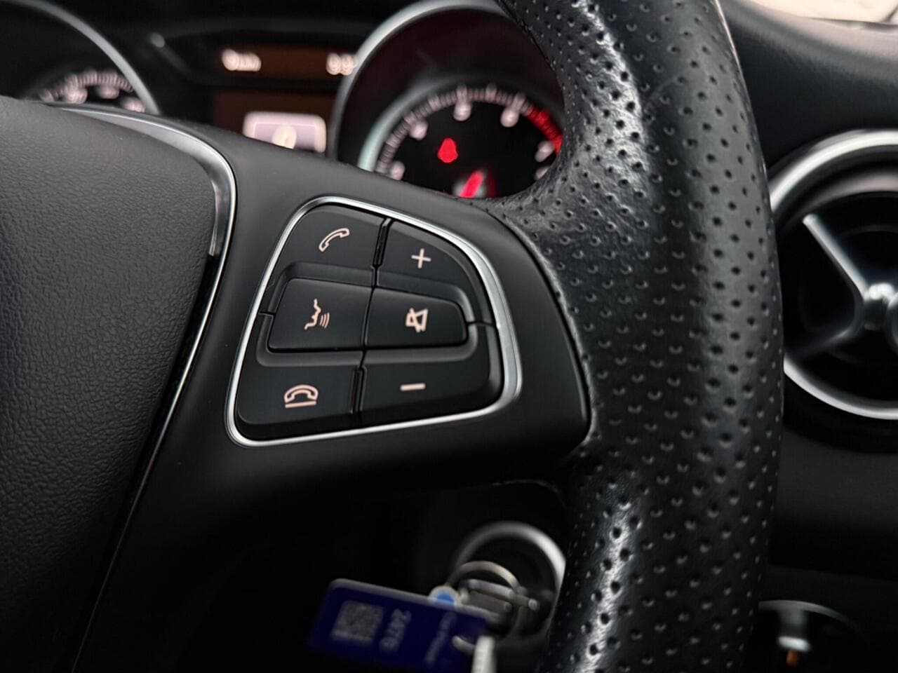 Mercedes-Benz GLA thumbnail Misc Controls