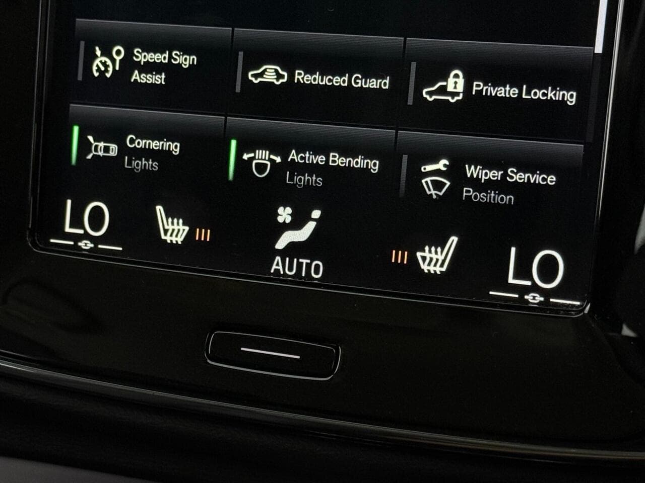 Volvo XC40 thumbnail Infotainment System
