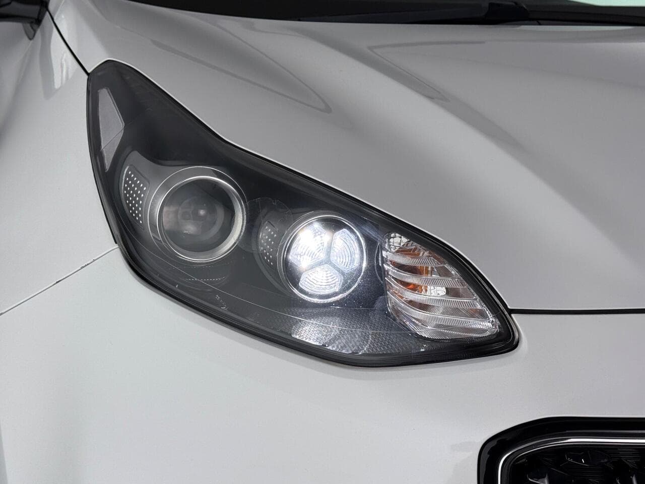Kia Sportage thumbnail Lights Front