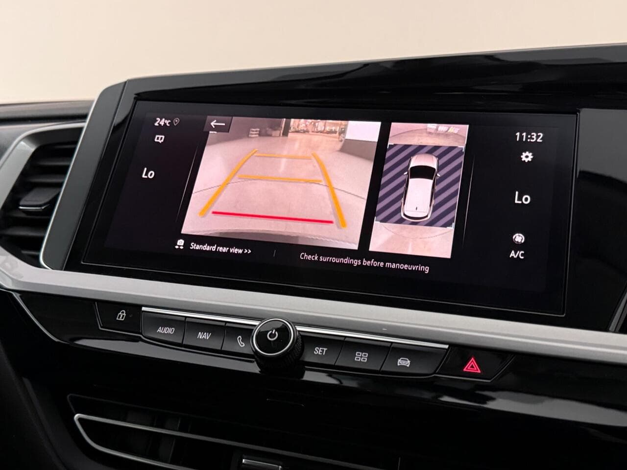 Vauxhall Grandland thumbnail Infotainment System