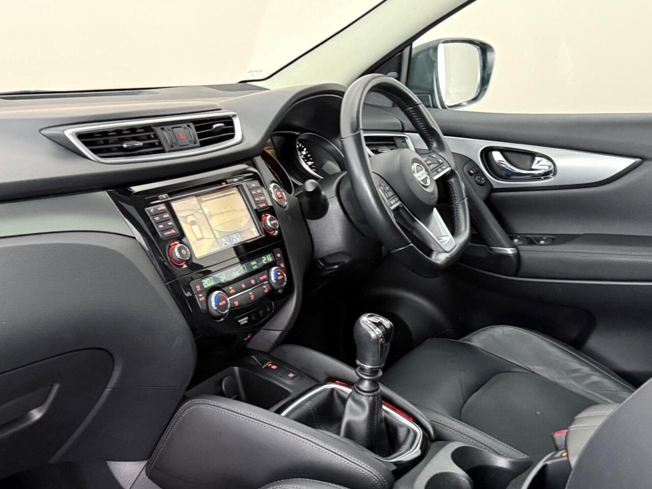 Nissan Qashqai thumbnail Interior Front
