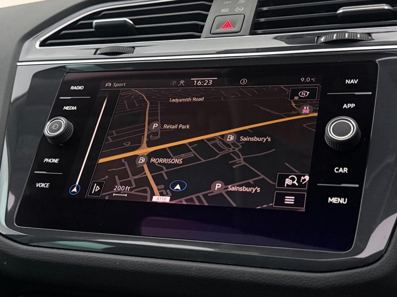Volkswagen Tiguan thumbnail Infotainment System