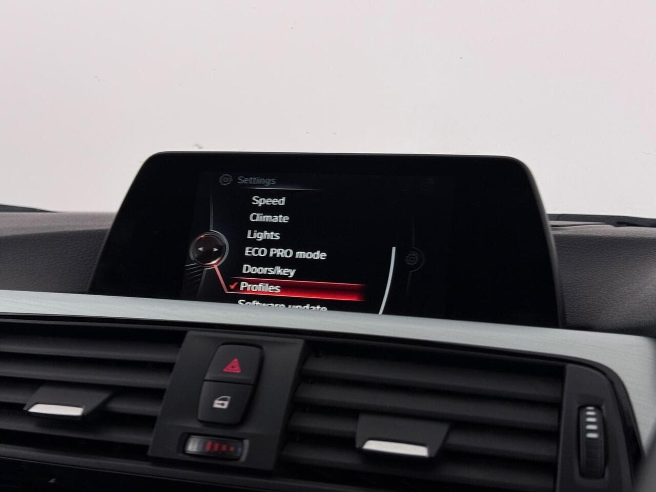 BMW 3 Series thumbnail Infotainment System