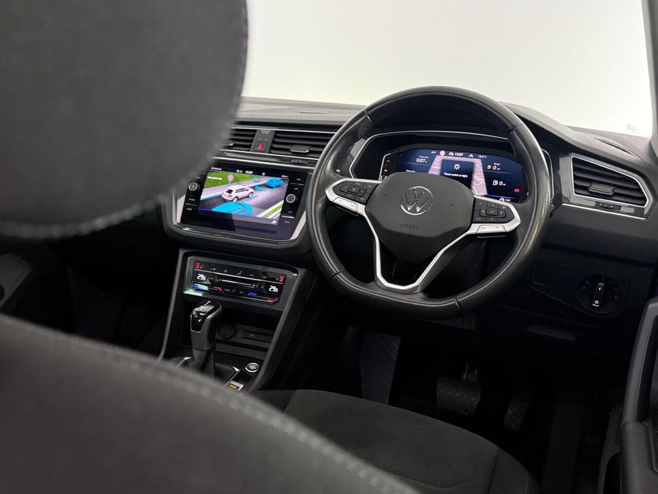 Volkswagen Tiguan thumbnail Interior Front