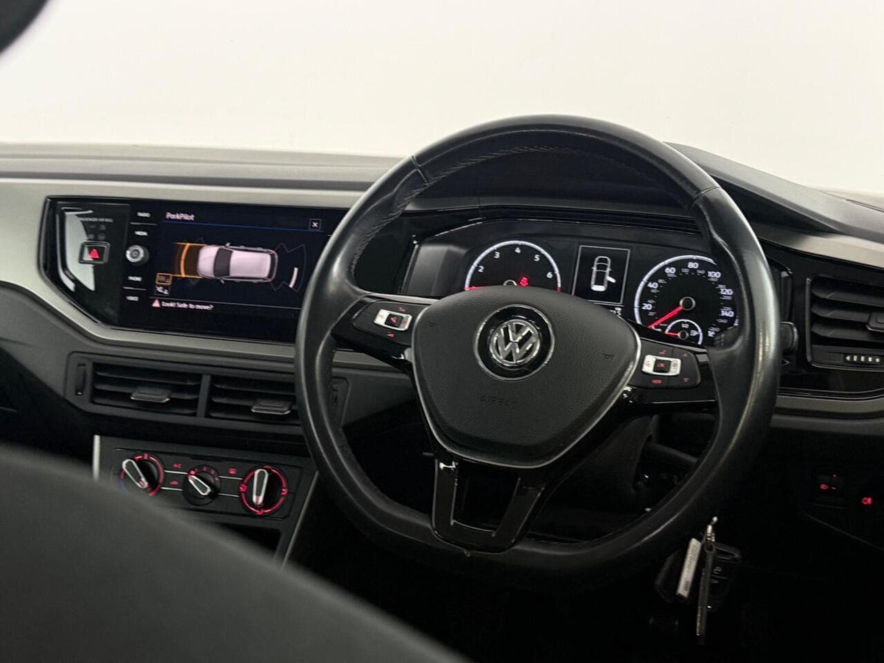 Volkswagen Polo thumbnail Steering Wheel