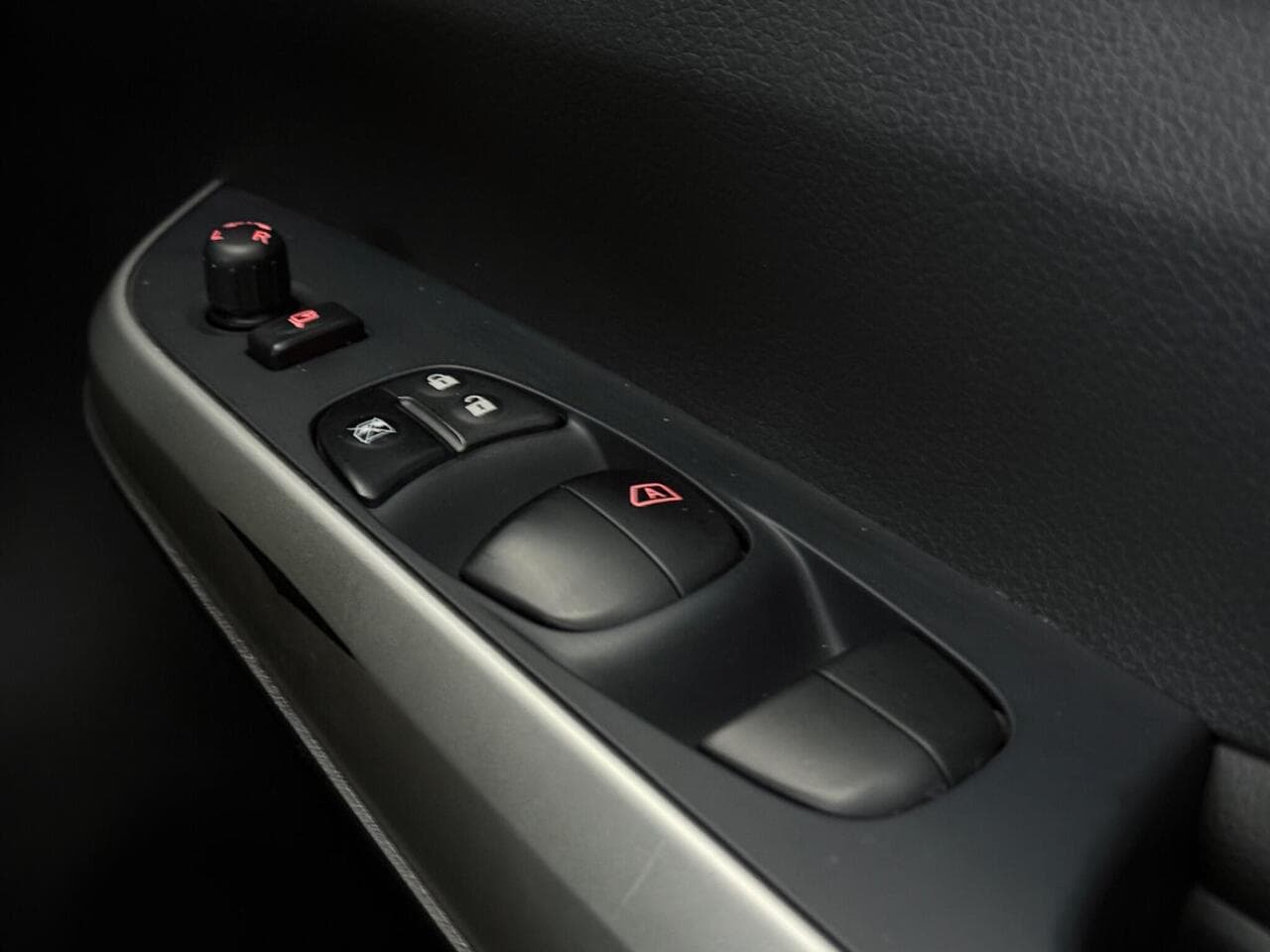 Nissan Navara thumbnail Misc Controls