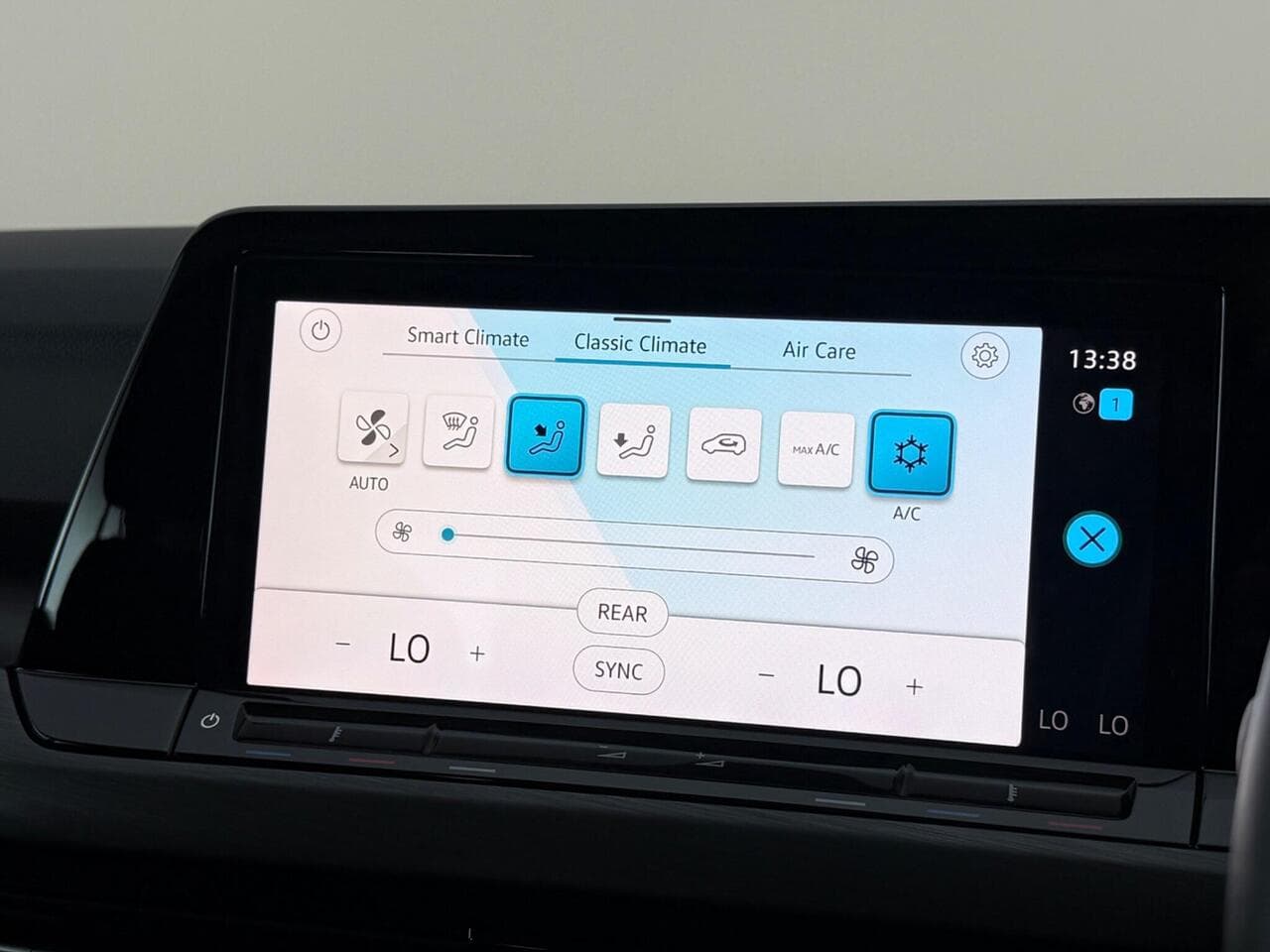 Volkswagen Golf thumbnail Infotainment System