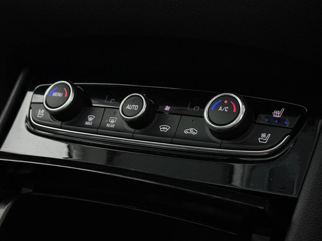 Vauxhall Grandland X thumbnail Misc Controls