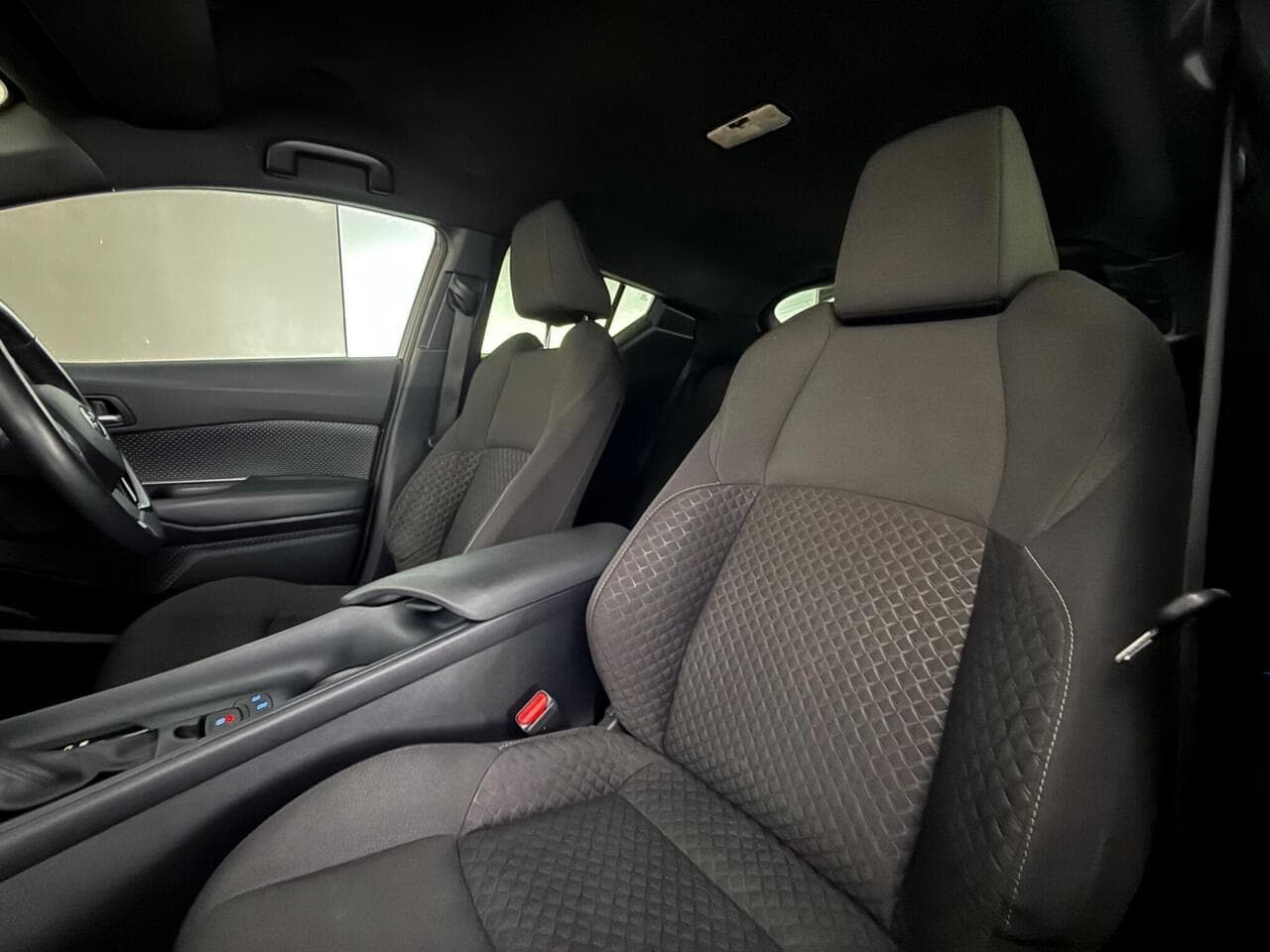 Toyota C-HR thumbnail Seat Front Passenger