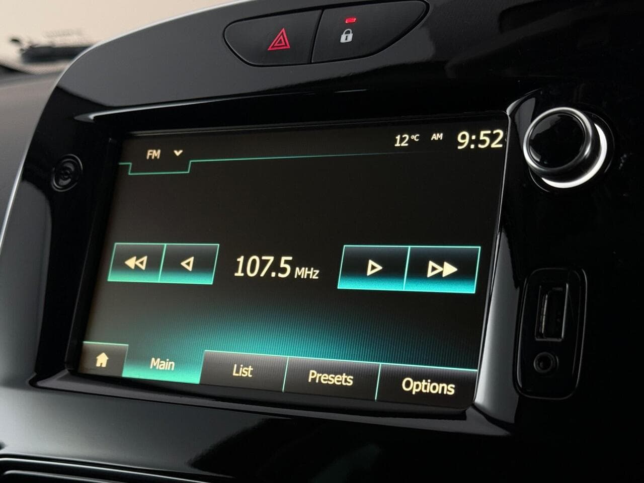 Renault Clio thumbnail Infotainment System