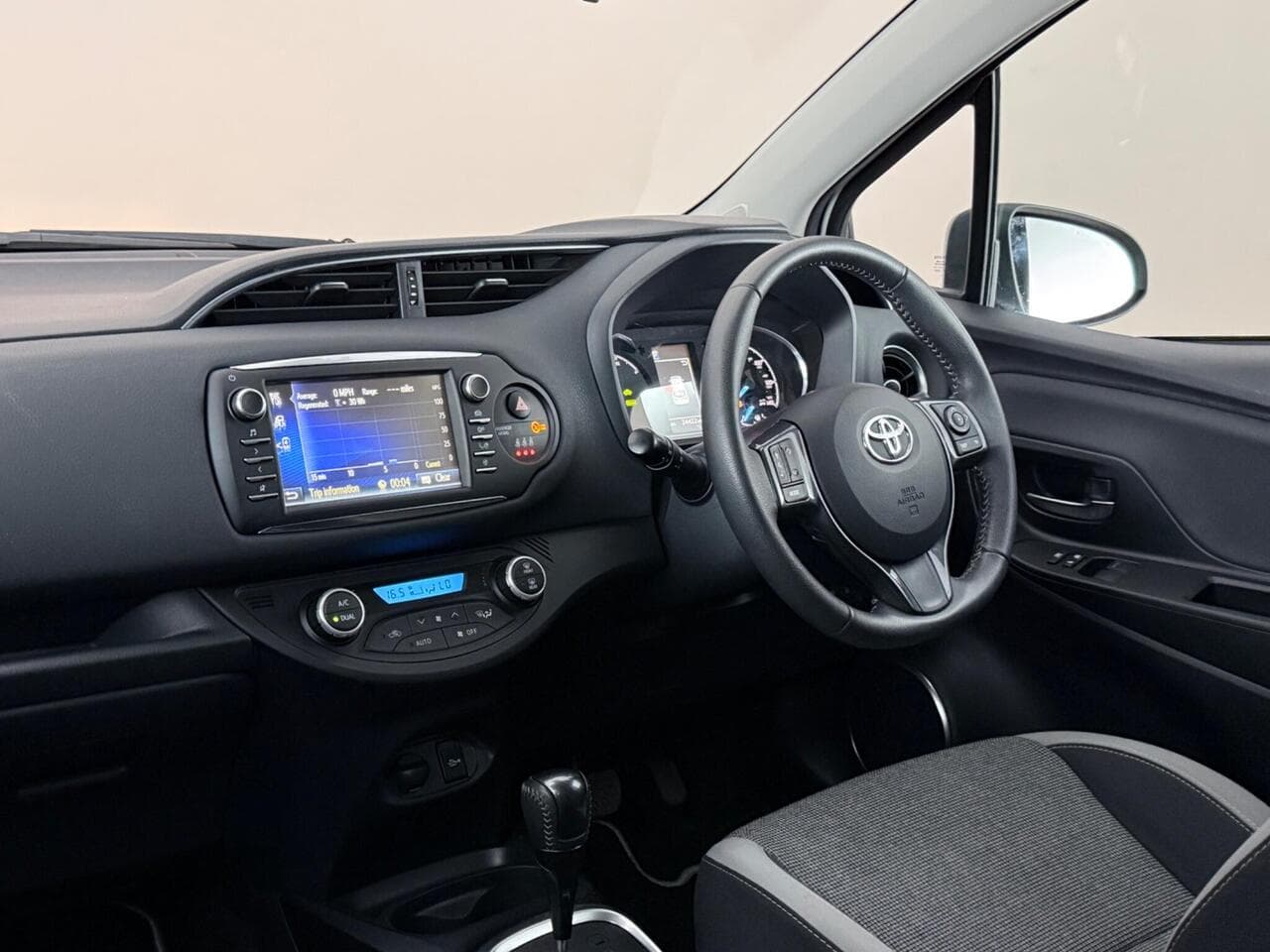 Toyota Yaris thumbnail Interior Front