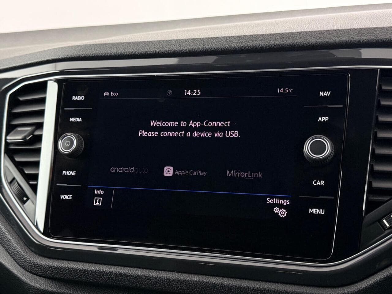 Volkswagen T-Roc thumbnail Infotainment System