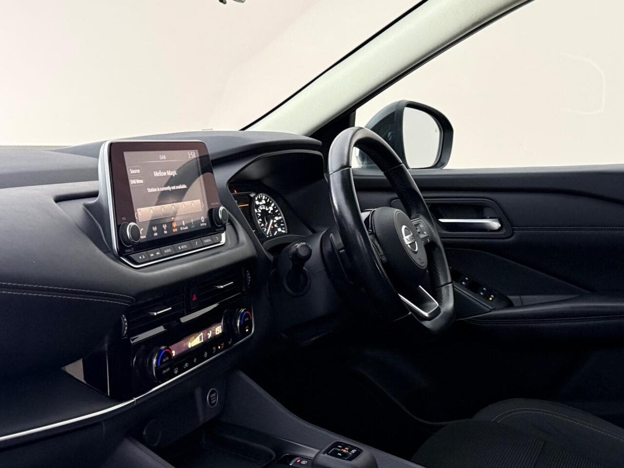 Nissan Qashqai thumbnail Interior Front
