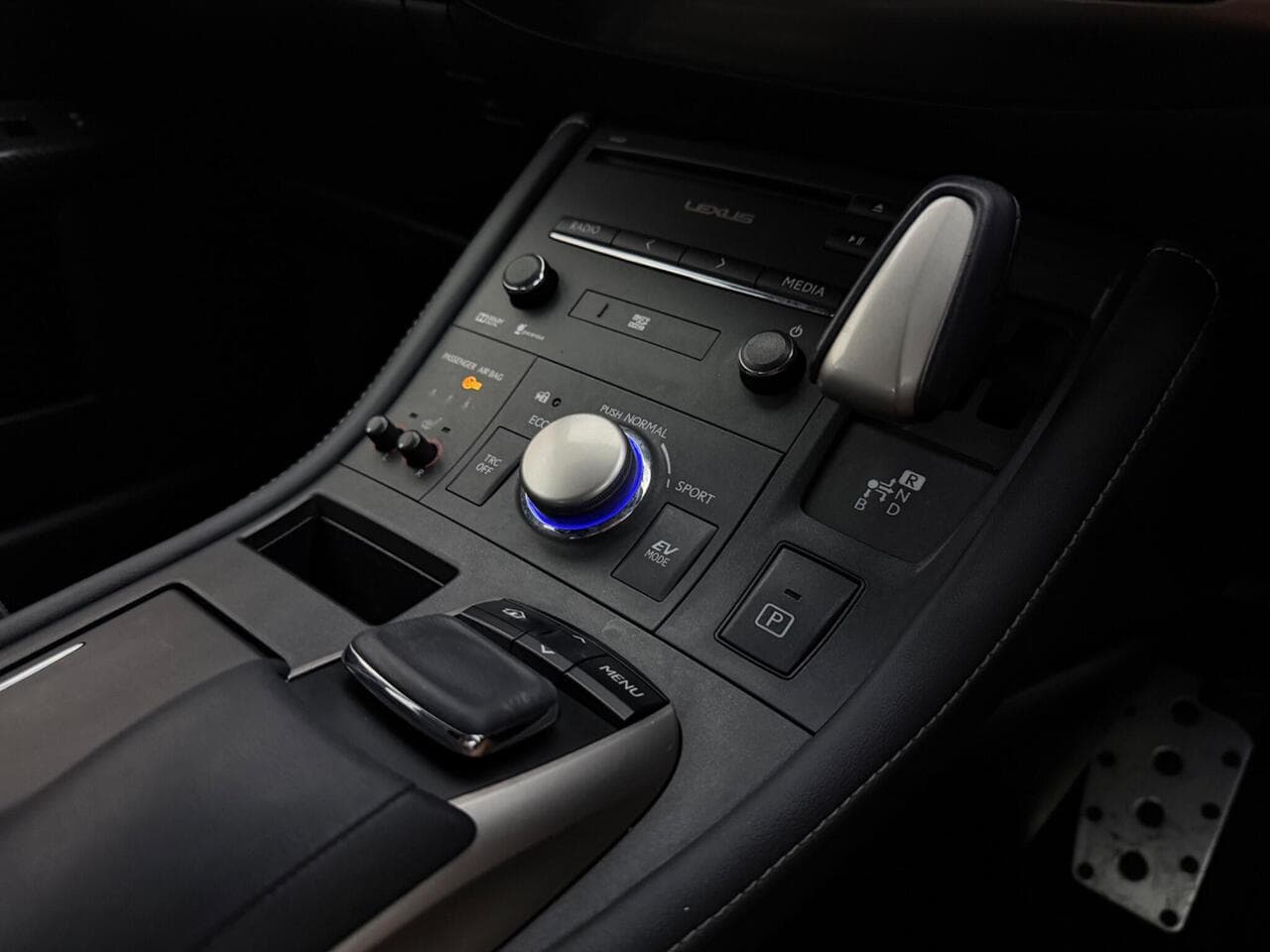 Lexus CT thumbnail Interior Front