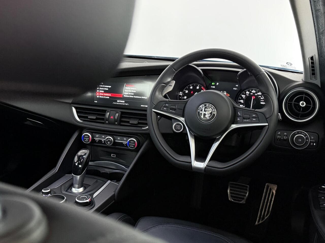 Alfa Romeo Giulia thumbnail Interior Front