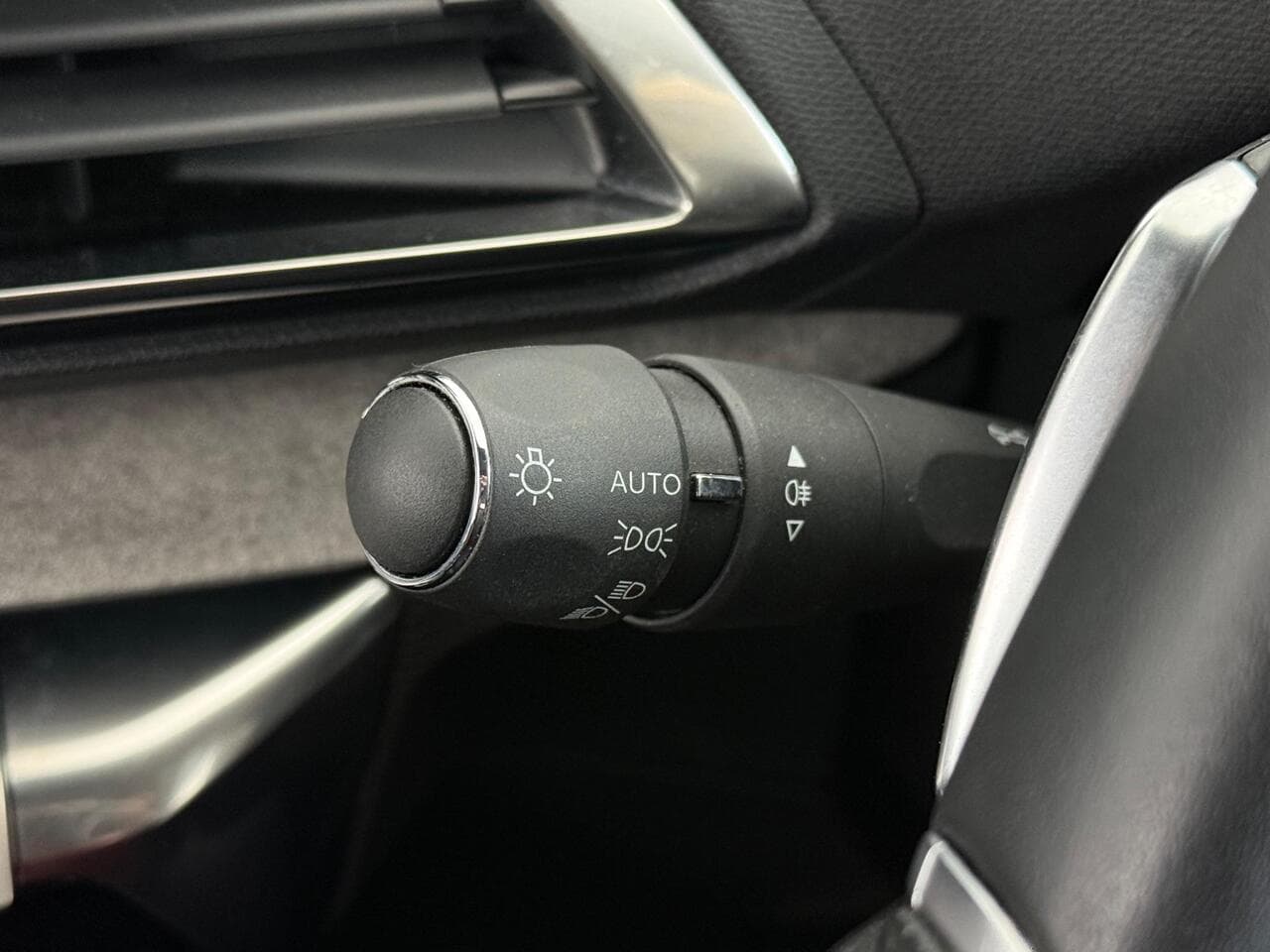 Peugeot 3008 thumbnail Misc Controls
