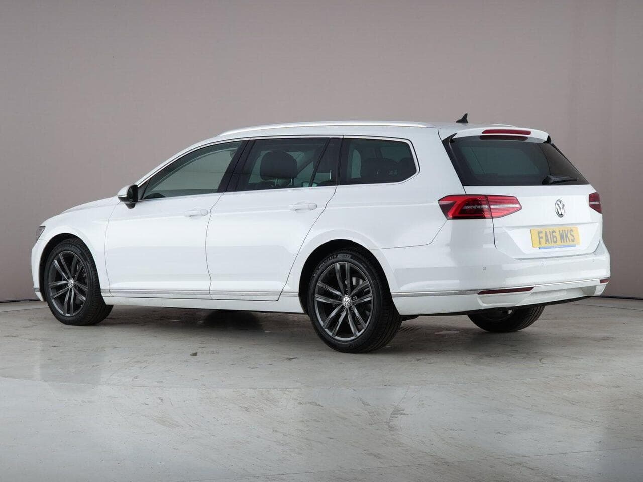 Volkswagen Passat thumbnail Side Left
