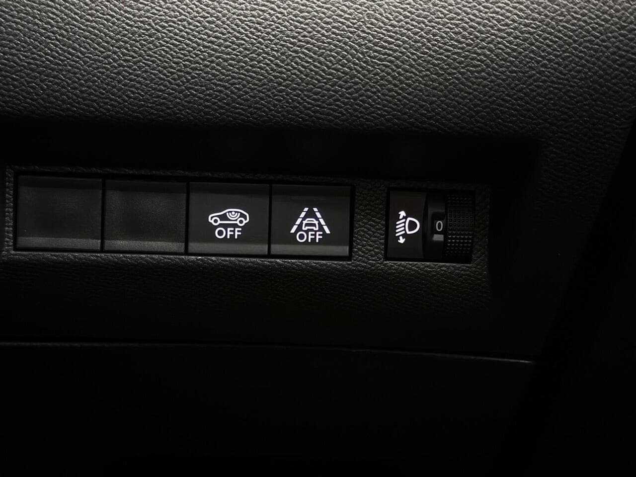 Peugeot 208 thumbnail Misc Controls