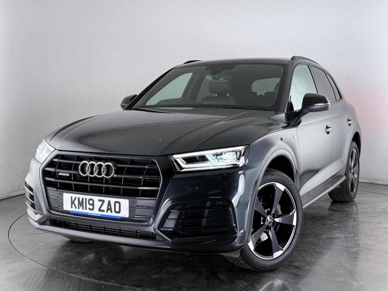 Audi Q5 thumbnail Front Left