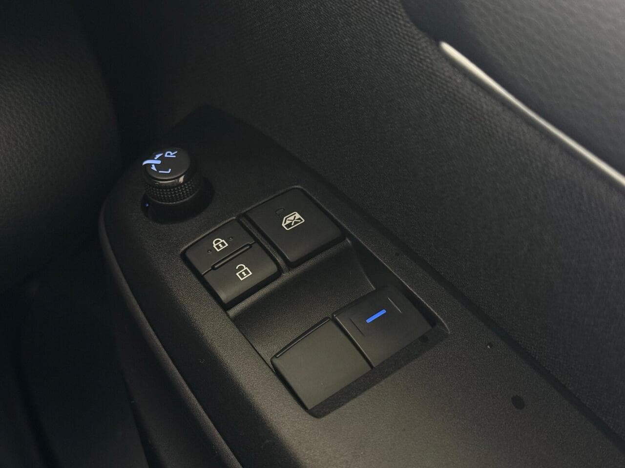 Toyota Yaris thumbnail Misc Controls