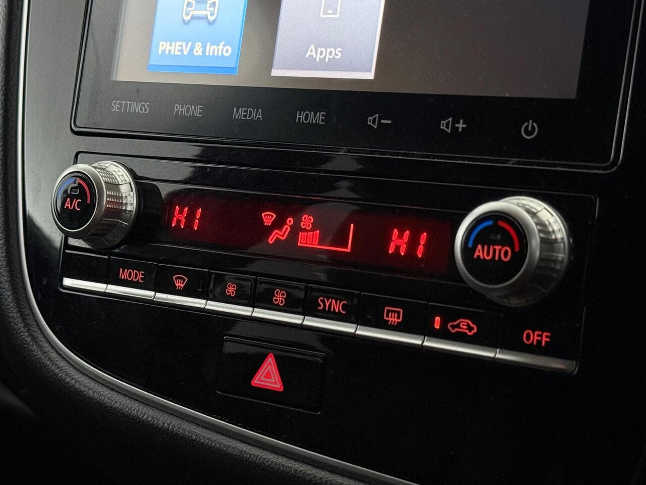 Mitsubishi Outlander thumbnail Infotainment System