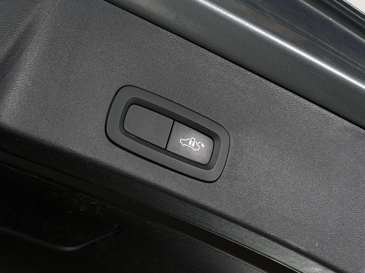 Volvo XC40 thumbnail Misc Controls