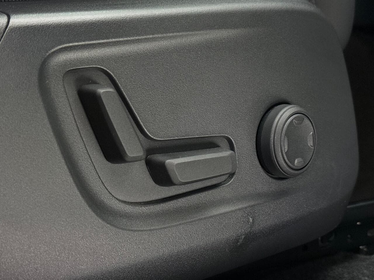 Volvo XC40 thumbnail Misc Controls