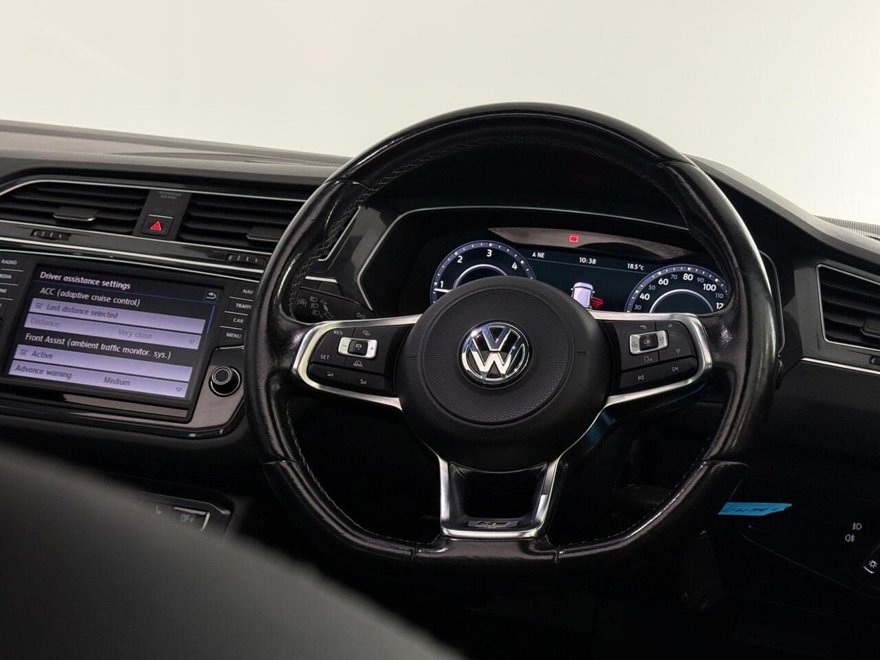 Volkswagen Tiguan thumbnail Steering Wheel