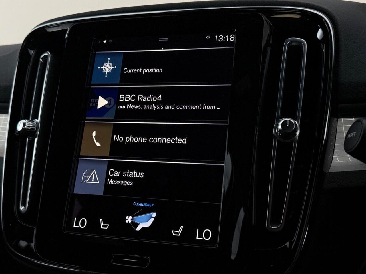 Volvo XC40 thumbnail Infotainment System