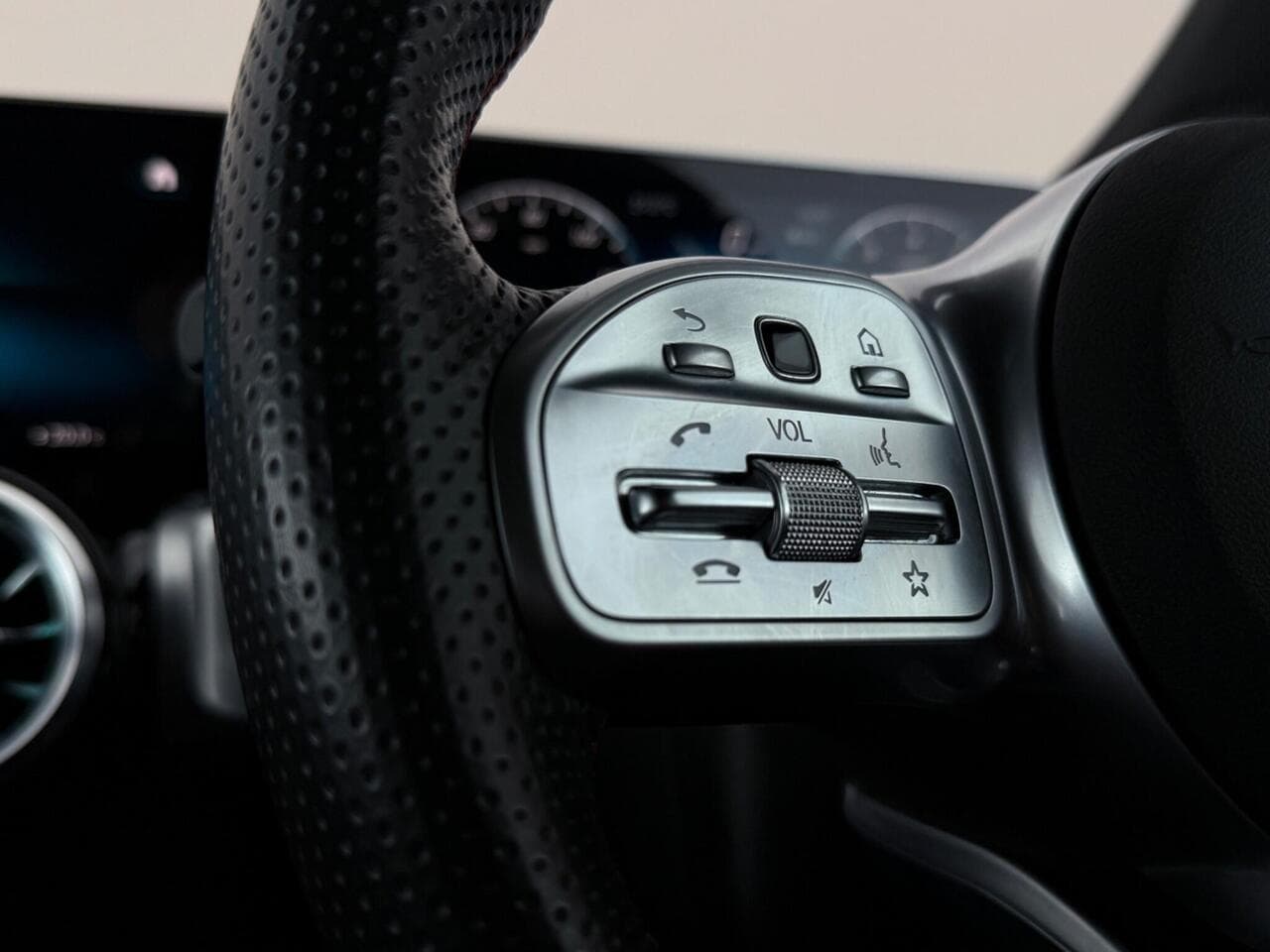 Mercedes-Benz GLB thumbnail Misc Controls
