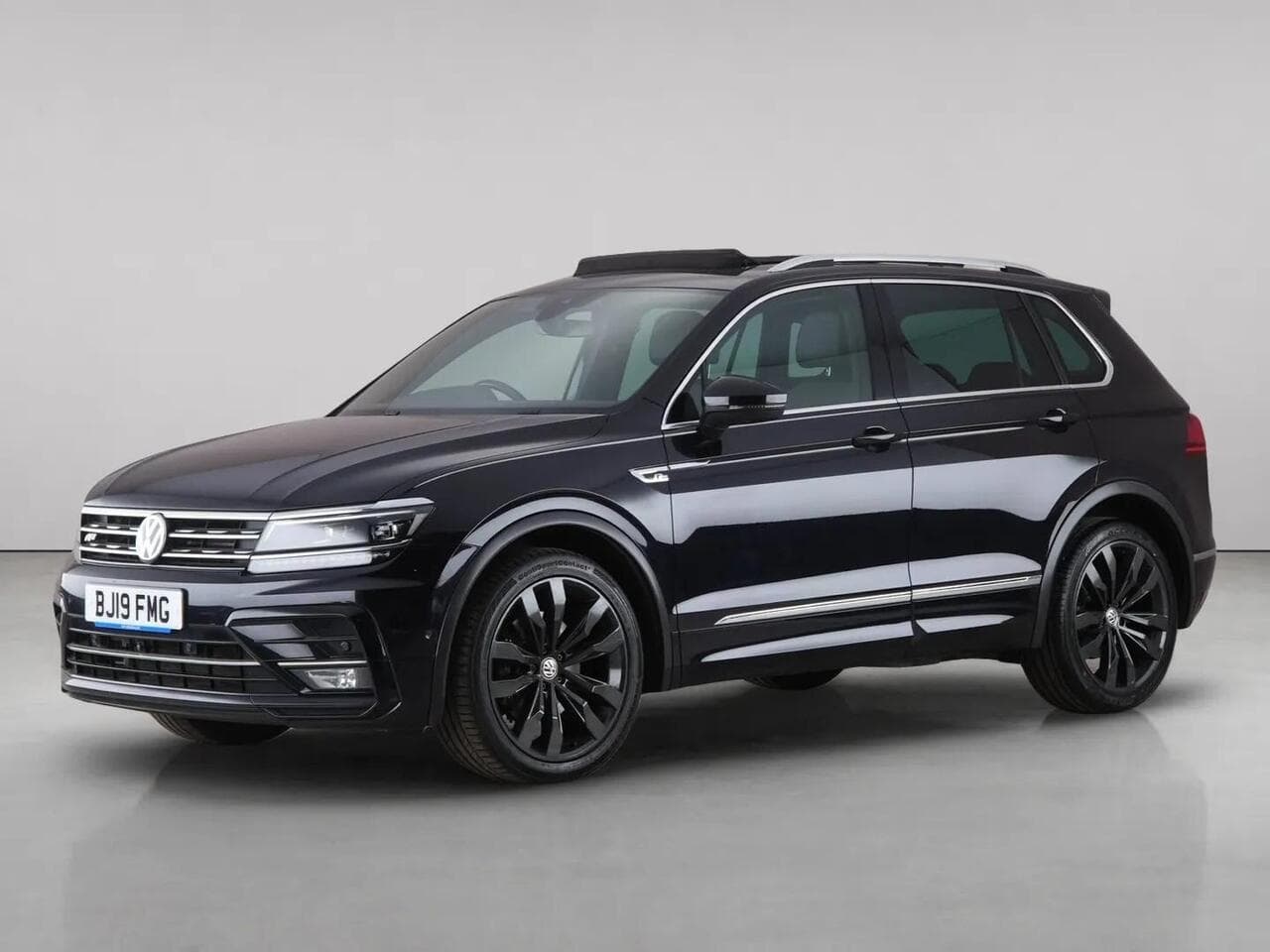 Volkswagen Tiguan thumbnail Front Left