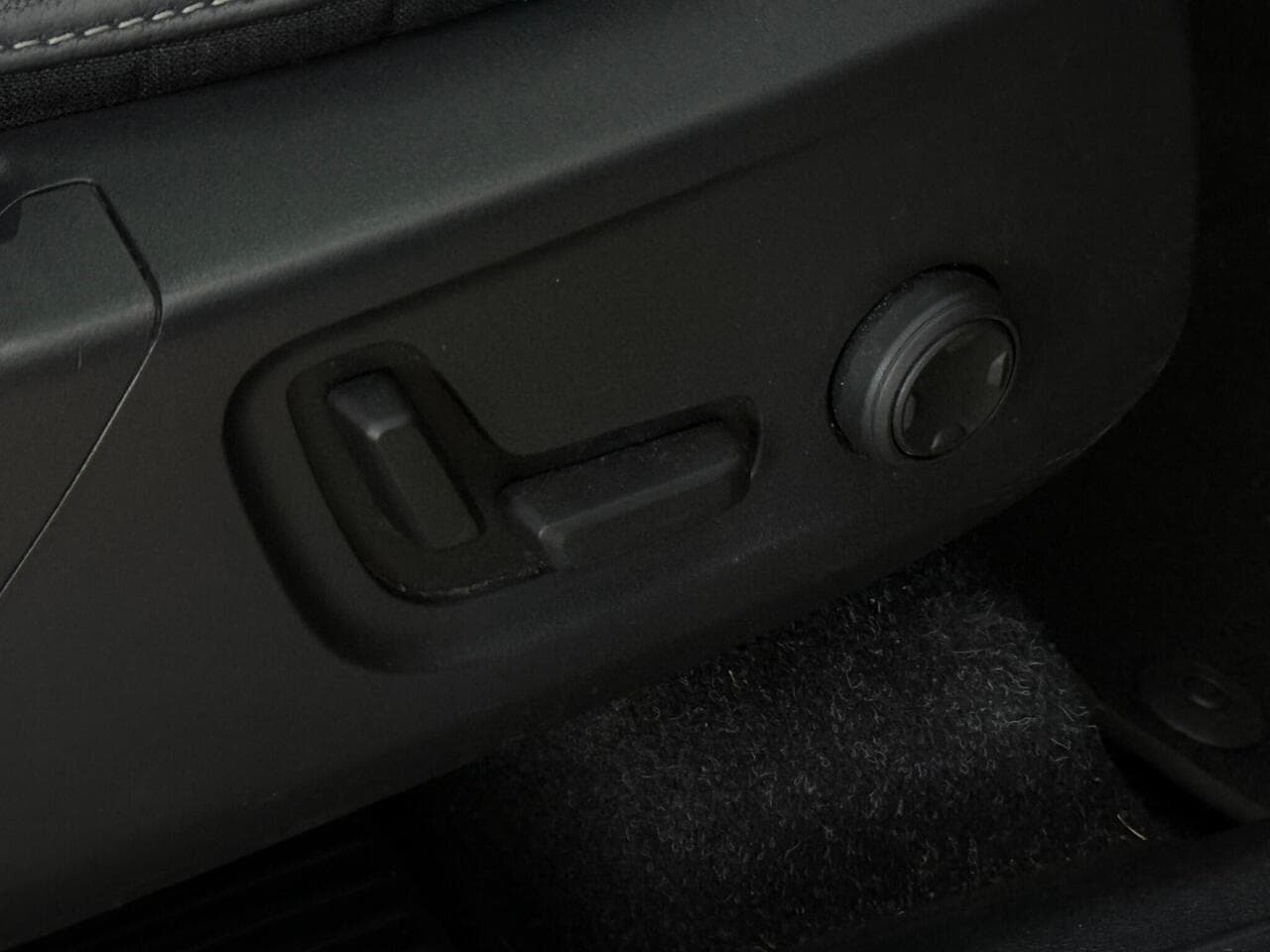 Volvo XC40 thumbnail Misc Controls