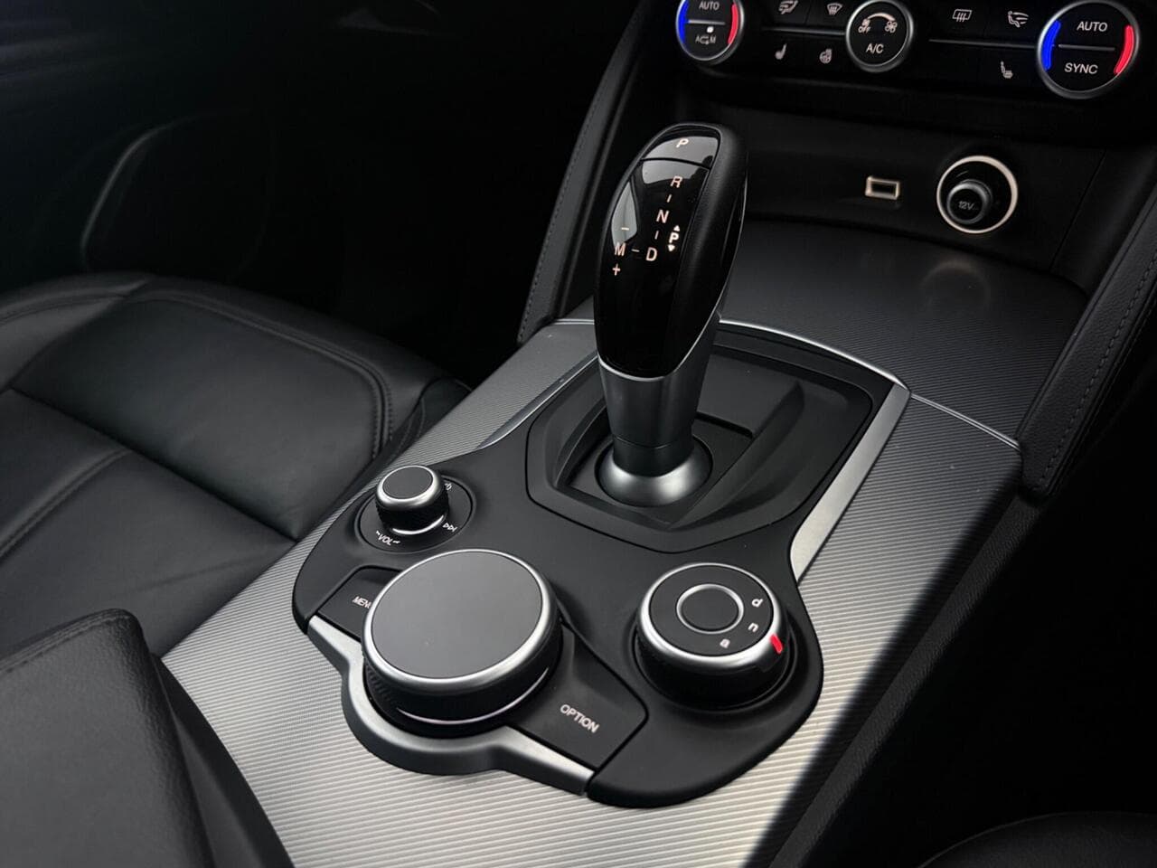 Alfa Romeo Stelvio thumbnail Interior Front