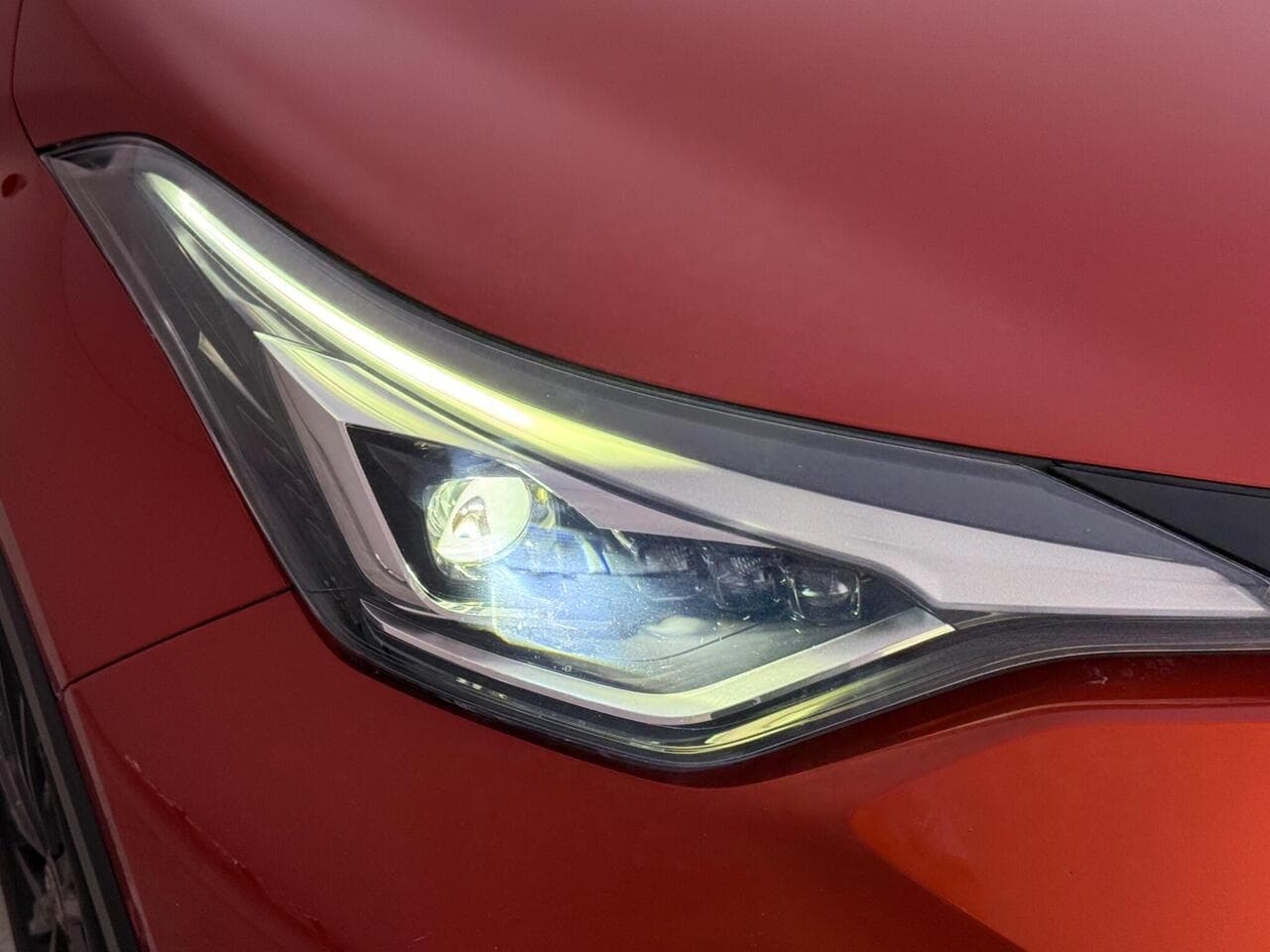 Toyota C-HR thumbnail Lights Front