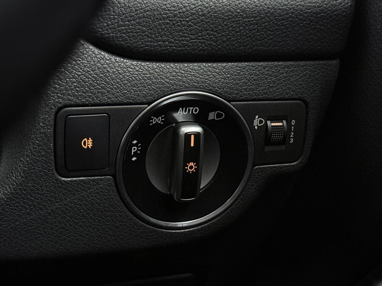 Mercedes-Benz GLA thumbnail Misc Controls