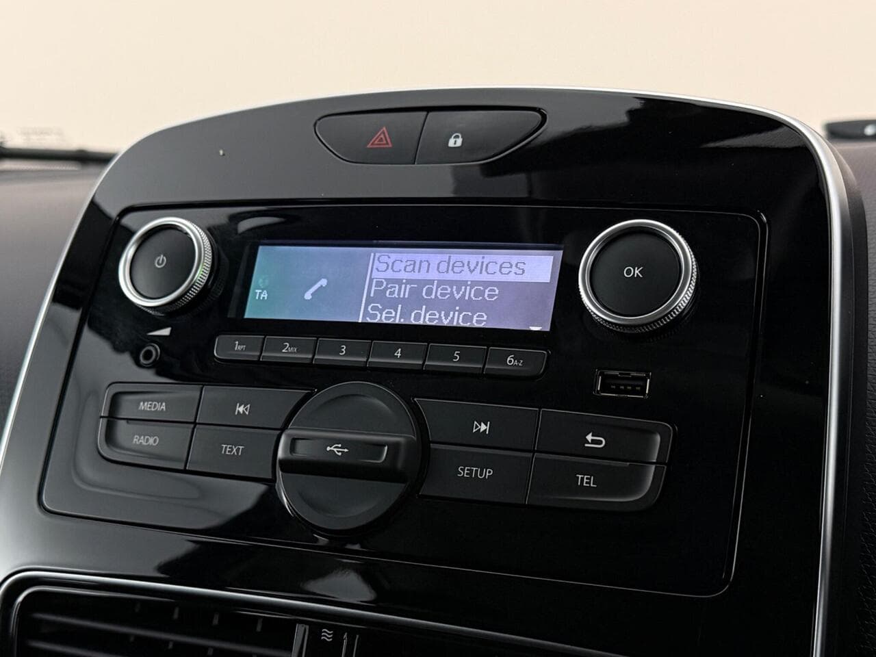 Renault Clio thumbnail Infotainment System
